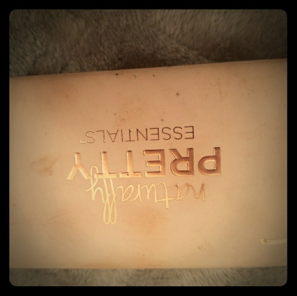 It cosmetics naturally pretty palette